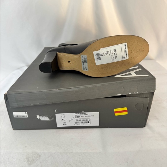 Arezzo‎ Black Heeled Boots with Glossy Finish​ - Picture 4 of 4